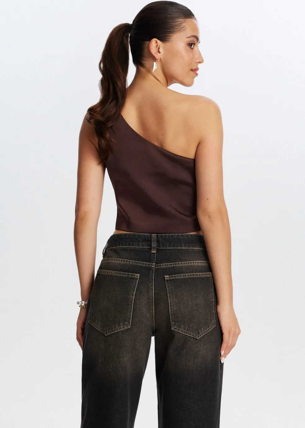 One shoulder top met roos
