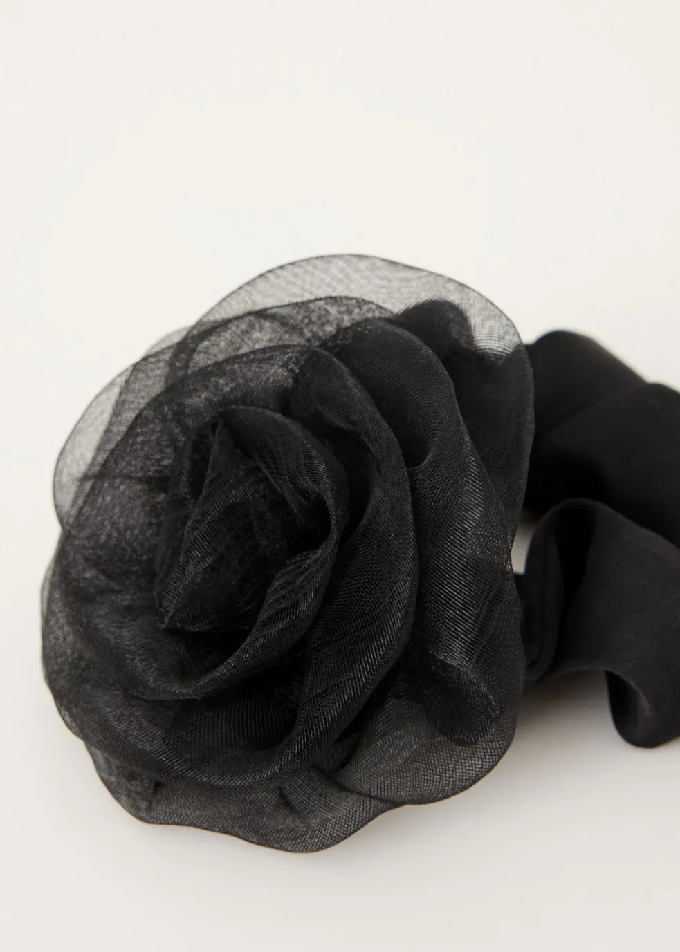 Scrunchie met organza bloem